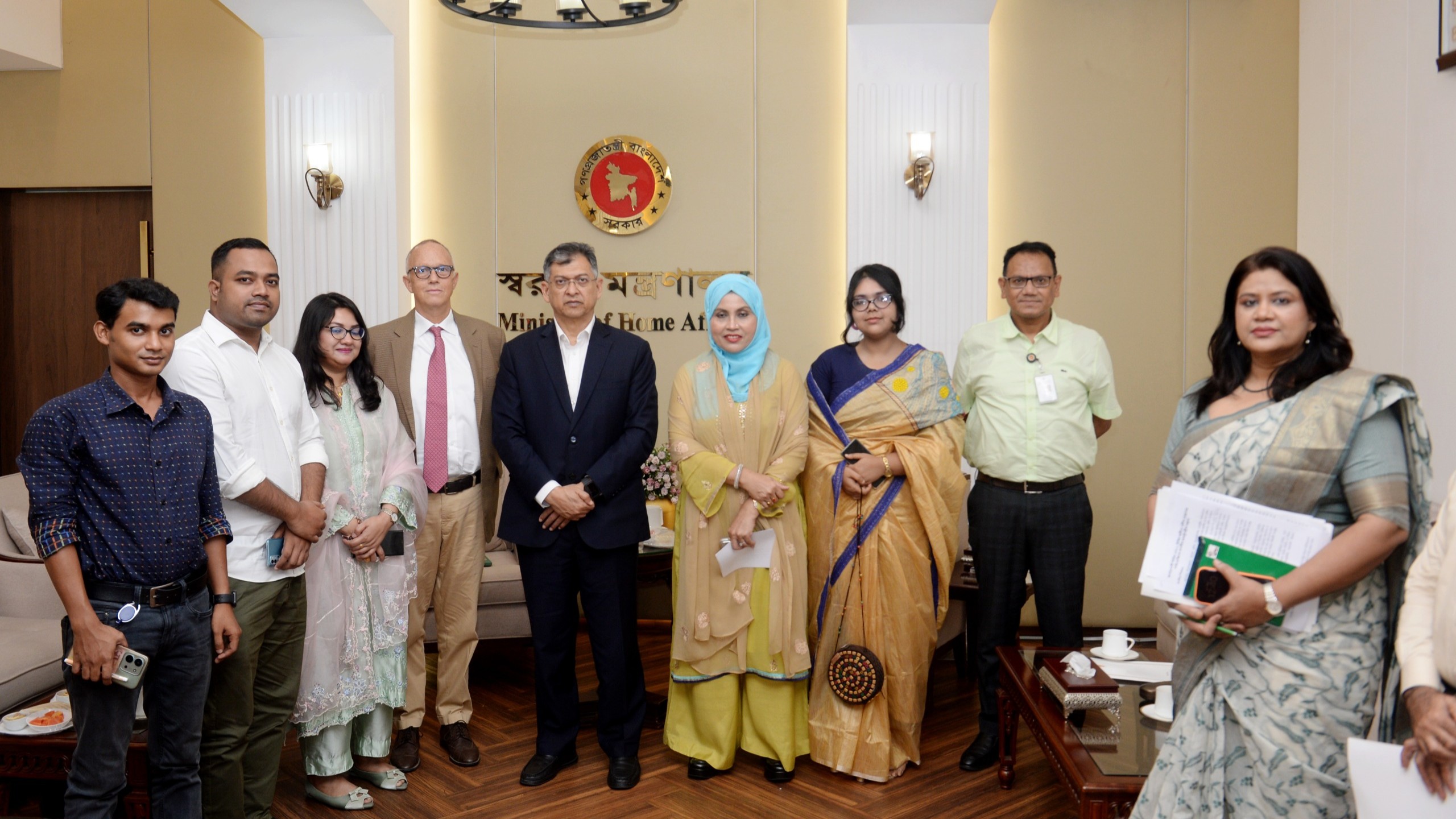 স্বরাষ্ট্রমন্ত্রীর সঙ্গে আইআরআই প্রতিনিধিদলের বৈঠক